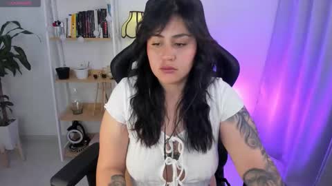 Snapshot of emmax_x chatting on 18, 11, 2025 EMMA online show from 18, 11, 2025