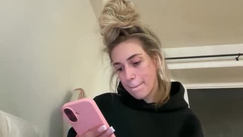 Snapshot of emmbellaxo chatting on 20, 3, 2026 emmbella online show from 20, 3, 2026