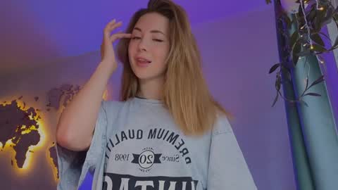 Snapshot of emmi_rosee chatting on 5, 3, 2025 Miss Emmi online show from 5, 3, 2025