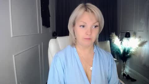 Snapshot of emmmam chatting on 10, 10, 2025 emmmam online show from 10, 10, 2025