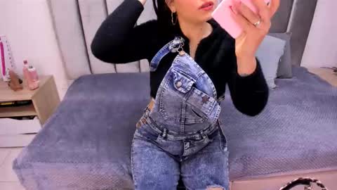 Emily  Laila  online show from 18, 9, 2025