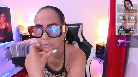 Snapshot of emperatrizmilf chatting on 12, 11, 2025 Emperatriz online show from 12, 11, 2025