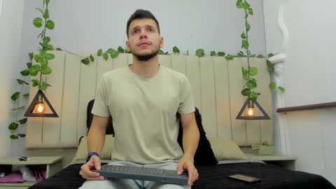 Snapshot of enzo_rivas chatting on 3, 11, 2025 ENZO online show from 3, 11, 2025