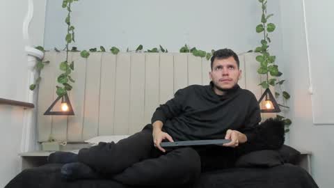 Snapshot of enzo_rivas chatting on 8, 11, 2025 ENZO online show from 8, 11, 2025