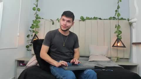 Snapshot of enzo_rivas chatting on 12, 11, 2025 ENZO online show from 12, 11, 2025