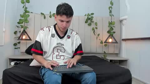 Snapshot of enzo_rivas chatting on 26, 11, 2025 ENZO online show from 26, 11, 2025