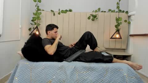 Snapshot of enzo_rivas chatting on 2, 12, 2025 ENZO online show from 2, 12, 2025