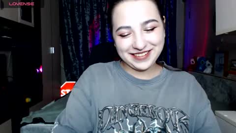 Snapshot of erica_mills chatting on 22, 11, 2025 erica_mills online show from 22, 11, 2025