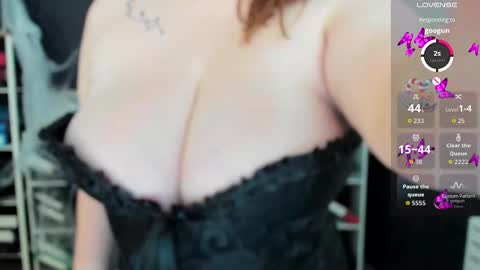 Snapshot of essensual_ chatting on 31, 10, 2025 Ava online show from 31, 10, 2025