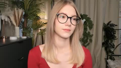 Snapshot of eternity_cuite chatting on 12, 10, 2025 Natalie online show from 12, 10, 2025