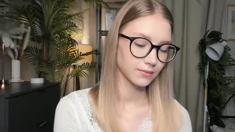 Snapshot of eternity_cuite chatting on 24, 10, 2025 Natalie online show from 24, 10, 2025