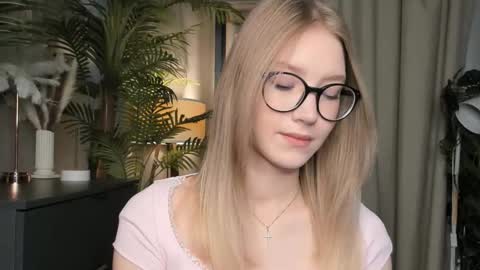 Snapshot of eternity_cuite chatting on 6, 11, 2025 Natalie online show from 6, 11, 2025