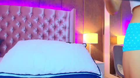 EVA CLOEE online show from 6, 2, 2025