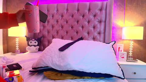 EVA CLOEE online show from 7, 2, 2025