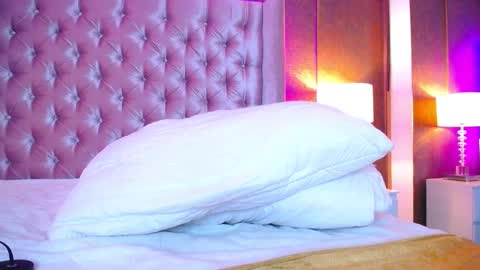 EVA CLOEE online show from 5, 3, 2025