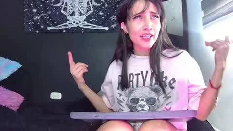 Snapshot of evangelinecors chatting on 13, 11, 2025 Eva online show from 13, 11, 2025