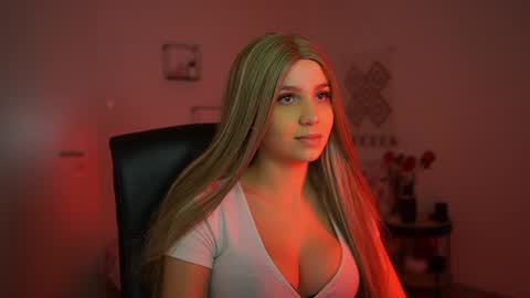 evelyncage_ online show from 15, 12, 2024