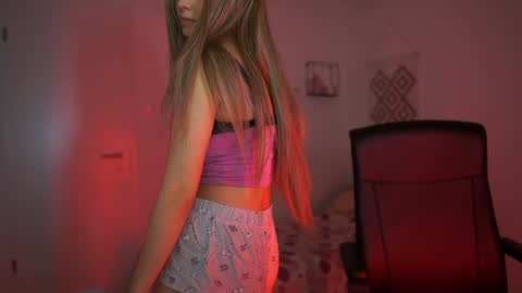 evelyncage_ online show from 18, 12, 2024