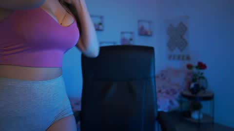 evelyncage_ online show from 2, 2, 2025