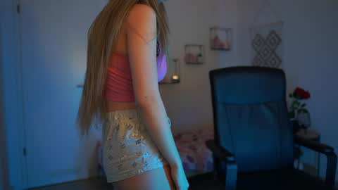 evelyncage_ online show from 4, 2, 2025