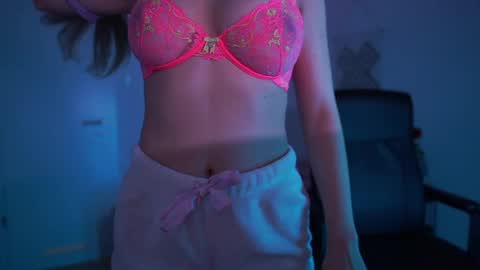 evelyncage_ online show from 12, 3, 2025