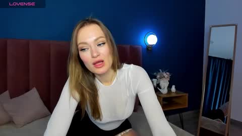 Snapshot of evelynpoole chatting on 17, 11, 2025 Evelyn online show from 17, 11, 2025