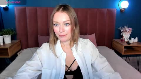 Snapshot of evelynpoole chatting on 24, 11, 2025 Evelyn online show from 24, 11, 2025