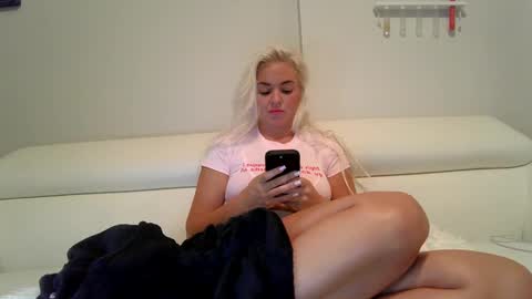 Snapshot of evillers1 chatting on 14, 12, 2024 Badblondebunny online show from 14, 12, 2024