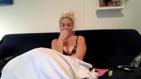 Snapshot of evillers1 chatting on 5, 1, 2025 Badblondebunny online show from 5, 1, 2025