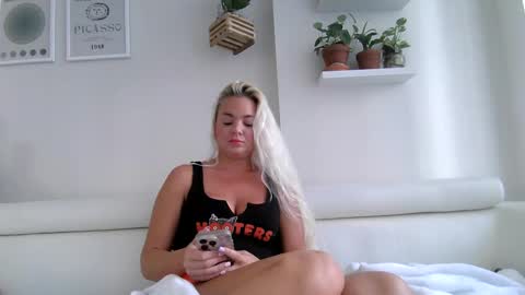 Snapshot of evillers1 chatting on 3, 10, 2025 Badblondebunny online show from 3, 10, 2025
