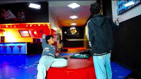 extrangers online show from 19, 10, 2025