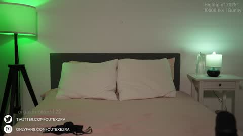 Snapshot of ezra chatting on 4, 3, 2025 Ezra online show from 4, 3, 2025