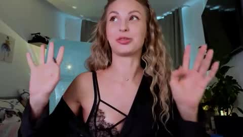 Snapshot of f1oraa chatting on 16, 11, 2025 if you dont have fansly account yet use this link to registration online show from 16, 11, 2025