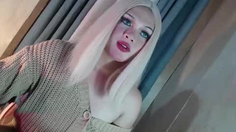 DANIELLA - DONT FORGET TO GIVE ME A THUMBSU UP online show from 4, 3, 2026