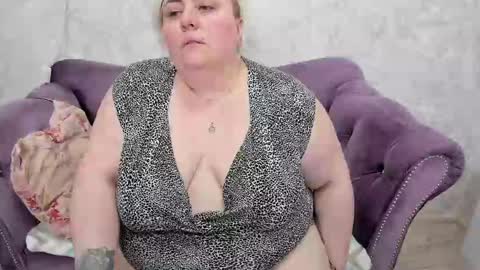 Snapshot of fashiona chatting on 12, 1, 2025 fashiona online show from 12, 1, 2025