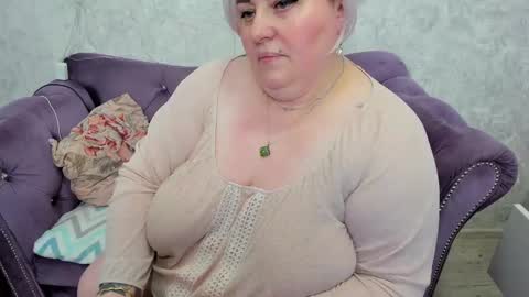 Snapshot of fashiona chatting on 21, 1, 2025 fashiona online show from 21, 1, 2025