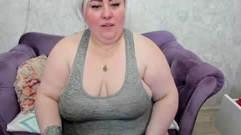 Snapshot of fashiona chatting on 1, 2, 2025 fashiona online show from 1, 2, 2025