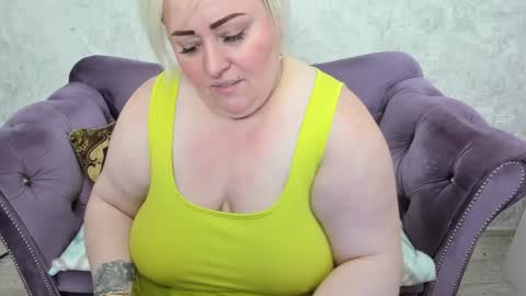 Snapshot of fashiona chatting on 22, 9, 2025 fashiona online show from 22, 9, 2025