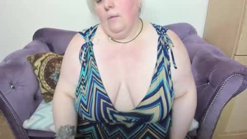 Snapshot of fashiona chatting on 8, 10, 2025 fashiona online show from 8, 10, 2025