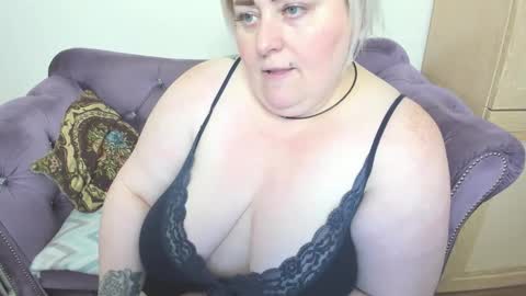 Snapshot of fashiona chatting on 11, 10, 2025 fashiona online show from 11, 10, 2025