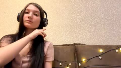 Aurora 18yo online show from 17, 12, 2025