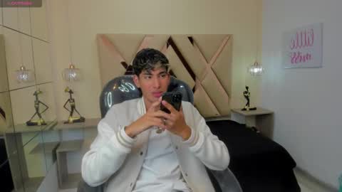 FER PHOENIX online show from 17, 10, 2025