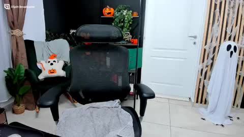 Snapshot of fireflowers_ chatting on 31, 10, 2025 Kallisy online show from 31, 10, 2025