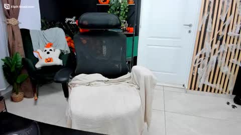 Snapshot of fireflowers_ chatting on 4, 11, 2025 Kallisy online show from 4, 11, 2025