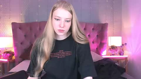 Snapshot of fluffy_ice chatting on 9, 10, 2025 Mia online show from 9, 10, 2025