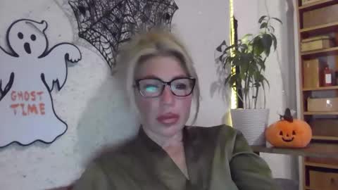 Snapshot of fox_red_lady7 chatting on 31, 10, 2025 fox_red_lady7 online show from 31, 10, 2025