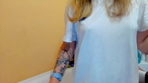 Snapshot of foxy_blond chatting on 9, 10, 2025 Foxy online show from 9, 10, 2025