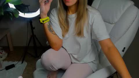 Snapshot of foxy_blond chatting on 22, 10, 2025 Foxy online show from 22, 10, 2025