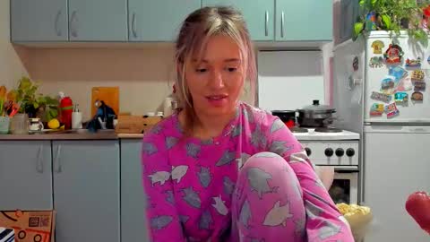 Snapshot of foxy_blond chatting on 7, 11, 2025 Foxy online show from 7, 11, 2025