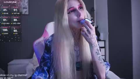 Snapshot of fraulein_mooon chatting on 19, 11, 2025 Asya UwU online show from 19, 11, 2025